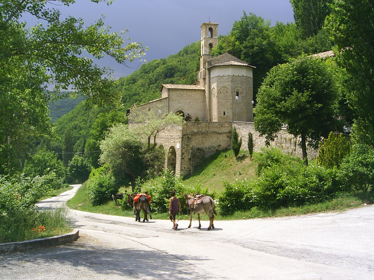 L'anello del Monte Moricone: dall'antichissima abbazia ai Monti Sibillini